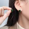 Pendientes elegantes estilo Chanel estilo Hong Kong con gotas verdes, diseño de nicho de aguja de plata s925, pendientes de moda, venta al por mayor