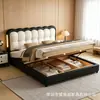Cama de cuero de almacenamiento de lujo ligero estilo crema, cabecero ondulado con luces, cama canapé alta, almacenamiento partitionado de gran capacidad, cama de boda para dormitorio principal