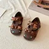 Sapatos de Couro para Meninas Sola Macia 2026 Novos Primavera e Outono Laço Sapatos de Princesa para Crianças Estilosos com Vestidos Apresentações Sapatos Individuais