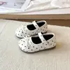 Sapatos de couro de verão 2026 estilo francês de bolinhas com laço para meninas, novos sapatilhas, sapatos Mary Jane estilo princesa