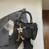 Bolsa Quadrada Pequena Casual da Moda 2026 Verão Nova Bolsa de Ombro com Textura Vintage Bolsa de Mão Lisa Elegante de Alto Valor