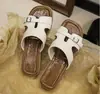 2026 Novas Sandálias Rasteirinhas Retro Estilo Francês com Bico Quadrado, Vazadas, com Fivela Decorada em Couro para Mulheres, Novas Sandálias de Verão para Exterior