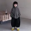 Conjunto de Ropa de Otoño para Niños 2026 Nuevo de Moda Genial Sudadera con Capucha Rayada Infantil Conjunto de Tres Piezas de Otoño para Niños