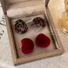 Pendientes esféricos de color vino con estampado de leopardo flocado vintage, creando un ambiente acogedor de otoño/invierno, con un diseño geométrico único y elegante para mujer