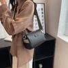A bolsa pequena popular deste ano para mulheres, simples, versátil, 2023, nova moda, bolsa mensageiro de alça larga, popular online, bolsa almofada popular