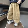Calças cargo masculinas com múltiplos bolsos, novas calças casuais versáteis de corte solto para primavera e outono para crianças, calças estilosas e da moda para bebês e crianças pequenas