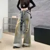Cortina de encaje para trasero de danza jazz con cinturón a cuadros combinada con jeans, accesorio de cortina para trasero superpuesto con una minifalda y decoración de pañuelo triangular