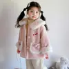 Abrigo Peludo con Solapas para Niña Pequeña Otoño/Invierno 2025 Estilo Nuevo Ropa de Invierno Gruesa Acolchada para Bebé Abrigo de Lana para Niños