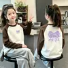 Outono/Inverno 2026 Nova Camiseta Térmica de Fleece para Meninas com Gola Redonda, Bloco de Cores, Manga Longa, Camada Base, Roupa Térmica Infantil Estilosa