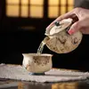 Tetera de Mano Flores y Nubes Voladoras de Dunhuang, Porcelana Azul y Blanca con Acentos Rojos, Tetera de Cerámica para Uso Doméstico, Juego de Té Retro para Preparar Té, Juego de Té Kung Fu