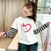 Otoño 2026 Nuevo Estilo Coreano Holgado Algodón Puro Versátil Cuello Redondo Top para Niñas Estampado de Dibujos Animados Falso Dos Piezas Camiseta de Manga Larga