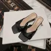 Versión de Piel de Vaca del Mismo Estilo Nuevo Verano 2025 Mula Francesa de Punta Cuadrada Plisada de Una Correa Zapatillas de Media Caña Tacones Altos para Mujer