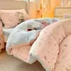 Nuevo Conjunto de Cuatro Piezas de Algodón 100% con Forro de Leche, Estampado Floral de Dibujos Animados, Grado Madre-Bebé, Clase A, Otoño/Invierno 2026, Conjunto de Tres Piezas para Cama de Estudiante