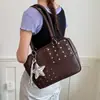 Bolso de axila Y2K con tachuelas de nicho coreano para mujer, bolso Boston de un solo hombro de gran capacidad estilo chica hot del milenio para principios de otoño, moderno