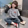 Camada Base Patchwork Estilosa para Meninas em Fleece Alemão Gola Redonda Novo Estilo Outono/Inverno para Crianças de Médio a Grande Porte Camada Interna Quente Tendência