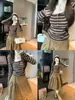 Camiseta listrada color block de manga comprida estilo garota ousada para mulheres, camisa básica curta vintage chique de outono para mulheres baixinhas