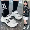 Zapatos Deportivos Transpirables de Malla para Niñas 2026 Nuevo Estilo Coreano Zapatos Tipo Papá para Niños Suela Suave Niños Medianos y Grandes Zapatos de Correr para Niñas