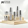 Botellas de plástico en stock para el envasado sellado de sets de cuidado de la piel, incluyendo botellas con atomizador, frascos para sérum, tarros para crema y botellas para aceites esenciales, con servicios de procesamiento e impresión