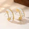 Elegantes pendientes de perlas en forma de C dorados de estilo francés con un diseño de doble capa y detalles de diamantes, creando un look vintage y sofisticado.
