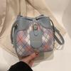Bolsa Pequeña para Mujer 2023 Nuevo Diseño de Nicho de Verano Bolso Cruzado con Textura, Bolso Cubo Popular de Este Año, Versátil