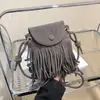 Venta al por mayor transfronteriza 2026 Modelo nuevo Retro europeo y americano Gamuza Borla Vintage Gran capacidad Cruzado al hombro Pequeño cuadrado Bolso para mujer
