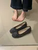 Outono/Inverno 2026 Novos Sapatos Individuais de Pelúcia com Bico Redondo e Laço Francês para Mulheres, Corte Baixo, Aumentadores Internos de Altura, Mary Janes, Sapatos de Algodão com Pelo