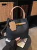 Bolso de Mano Kelly de Color Contrastante para Mujer 2025 Nuevo de Moda Retro Patrón Granulado Bolso Cubo Versátil Bolso Cruzado