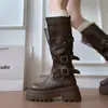 Nuevas botas de cuero 2026 otoño de caña alta estilo Martin versátiles para mujer botas de motociclista estilo punk para dama suela gruesa con hebilla de cinturón