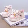 Zapatos para Niñas Labubu 2026 Modelo Nuevo de Primavera Zapatos Blancos Infantiles Tenis Deportivos Impermeables de Piel para Niñas Estudiantes