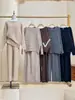 Conjunto de punto de estilo elegante y relajado, nueva colección otoño/invierno 2026, suéter de punto de cuello redondo liso y pantalones de pierna ancha, conjunto de dos piezas para mujer