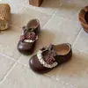 Zapatos Casuales Versátiles de Moda para Niñas 2026 Primavera/Verano Nuevos Zapatos de Princesa Calados de Punta Cerrada Planos de Suela Suave con Cordones