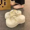 Sandalias de plataforma de suela gruesa para aumentar la altura para mujer, para uso exterior en verano, nuevo modelo 2026, sandalias de tacón alto tipo chancla a la moda con pedrería para combinar con faldas