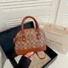 Colección Otoño 2026: Bolso de mano ligero y moderno estilo retro con forma de concha, un bolso de hombro y bandolera versátil para mujer