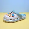 Pantuflas de accesorio de dragón que escupe fuego de dibujos animados para padres e hijos, ligeras de verano, cómodas, zuecos de dibujos animados lindos, pantuflas de punta cerrada al por mayor