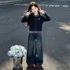 Conjunto de Duas Peças Estilo College para Meninas 2026 Outono Novo Top de Renda de Manga Longa e Calça Jeans Conjunto de Duas Peças