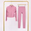 Conjunto Lulu Df de Chaqueta Corta con Cuello Alto y Pantalones Cropped con Etiqueta, En Stock Envío Directo, Corte Ajustado Cuello Alto, Cremallera Dorada Elástica