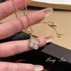 Conjunto Retro Estilo Palácio Francês Ouro Pêssego Banhado a Ouro Colar, Pulseira, Anel e Brincos de Trevo de Quatro Folhas com um Toque de Luxo Leve e Acabamento de Alta Qualidade