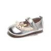 Zapatos de princesa para niñas, nueva colección 2026, zapatos pequeños de piel, plateados, suela suave, zapatos infantiles de moda, diseño de conejo de dibujos animados, estilo coreano