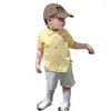 Novo Conjunto de Roupas Infantis Estilo Coreano para Meninos e Meninas, Camiseta Fofa de Manga Curta com Gola Polo e Shorts Listrados Conjunto de Duas Peças
