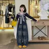 Conjunto de Outono para Meninas Jeans 2025 Novo Estilo para Crianças Maiores, Blusa Estola Fashion com Jeans Desfiado Bordado Tendência