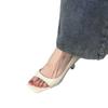 Sandálias Quadradas Retro Francesas Peep-Toe para Mulheres, Novo Estilo Verão 2025, Versáteis com Recortes Laterais e Salto Alto Fino