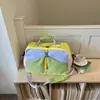 Bolsa de viaje juvenil y vibrante inspirada en el dopamina con bloques de color y compartimentos separados para artículos húmedos y secos, ideal para viajes de negocios y estudiantes, una bolsa de hombro versátil