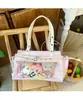 Bolsa Transversal Branca Cremosa com Silhueta Leve e Arejada, um Estilo Fresco e Energético para Meninas 2D, Versátil para o Dia a Dia e Uso Casual