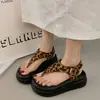 Sandalias Romanas de Verano de Estilo Nuevo y de Nicho con Suela Suave y Correas de Clip, Adecuadas para Usar Afuera, Sandalias de Una Correa con Suela Gruesa de Espiga 2025