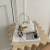 Bolso tipo Boston transfronterizo de nicho para mujer, nuevo bolso de hombro de moda 2026 con patrón de diamantes, bolso bandolera de cadena exquisito