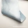 Tejido de satén elástico, grueso y brillante con una caída suave, que presenta un efecto reluciente de seda artificial, adecuado para disfraces de baile y ropa formal.