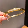 Pulseira com Fivela de Encaixe em Forma de Cobra Banhada a Ouro Real 18K Moda Retrô Pulseira Elegante Luxo Acessível Joias de Alta Qualidade para Mulheres