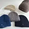 Chapéu de Lã Estilo Coreano com Bordado de Letra, Furos Pequenos, Rua Personalizada, Novo Chapéu Versátil de Outono e Inverno, Chapéu de Tricô Quente