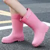 Zapatos de agua de caña media estilo callejero europeo y americano para mujer, botas de lluvia antideslizantes estilo coreano para mujer, zapatos impermeables con suelas gruesas