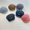 Hermoso gorro para bebé, de tela vaquera lavada y usada, acolchado, bordado y con visera suave.